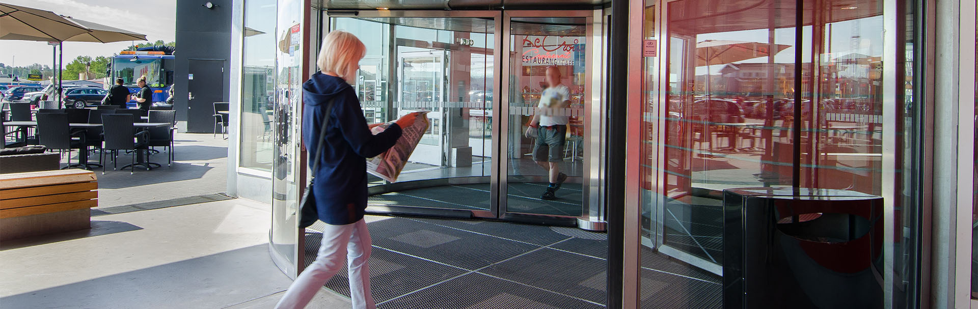 Retail-revolving-door-main-entrance1920x607