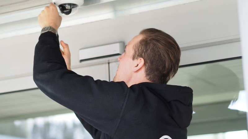 technician-doing-service-in-ceiling 800x450