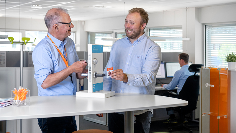 two-males-at-office-laughing 800x450